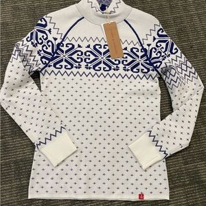 NWT  mock neck pullover in classic white and navy